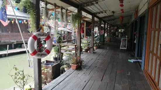 Lao Tuk Luck Floating Market