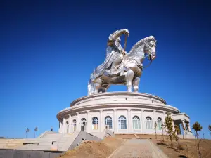 チンギスハーン騎馬像と複合施設