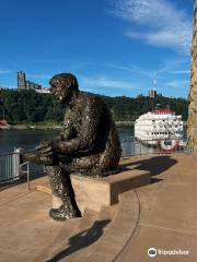 Mr. Rogers' Memorial Statue
