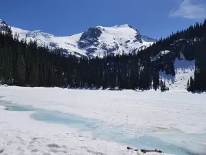 Joffre Lakes Park (Pre-booked day pass required)