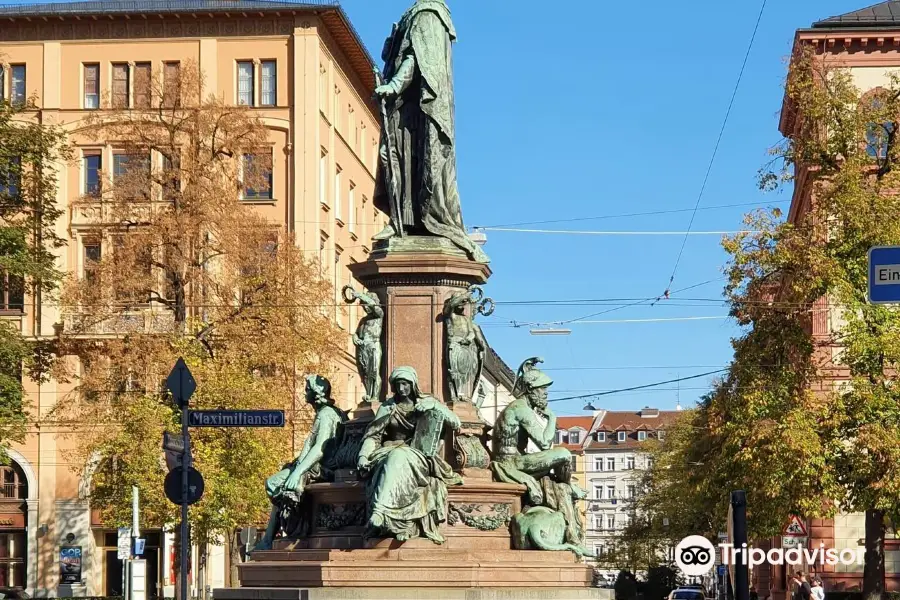 Koenig Maximilian II Denkmal