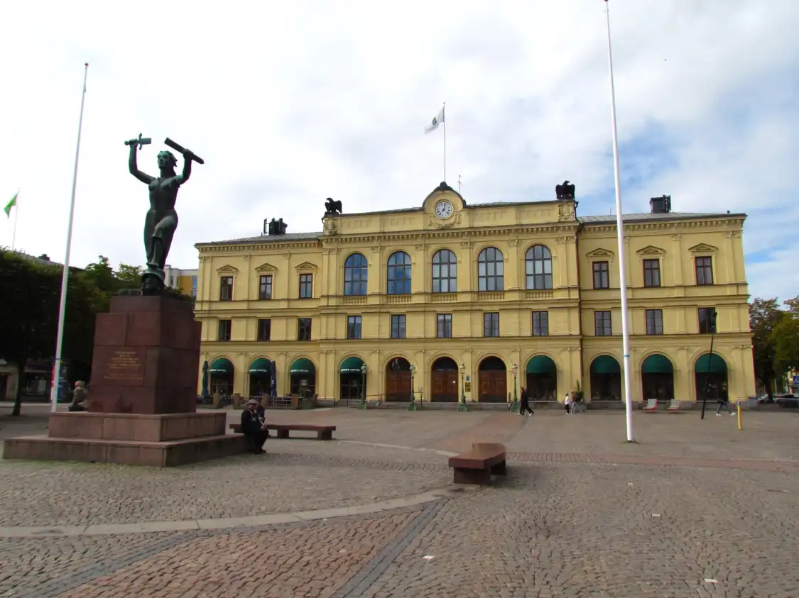 Hotels near Peace monument