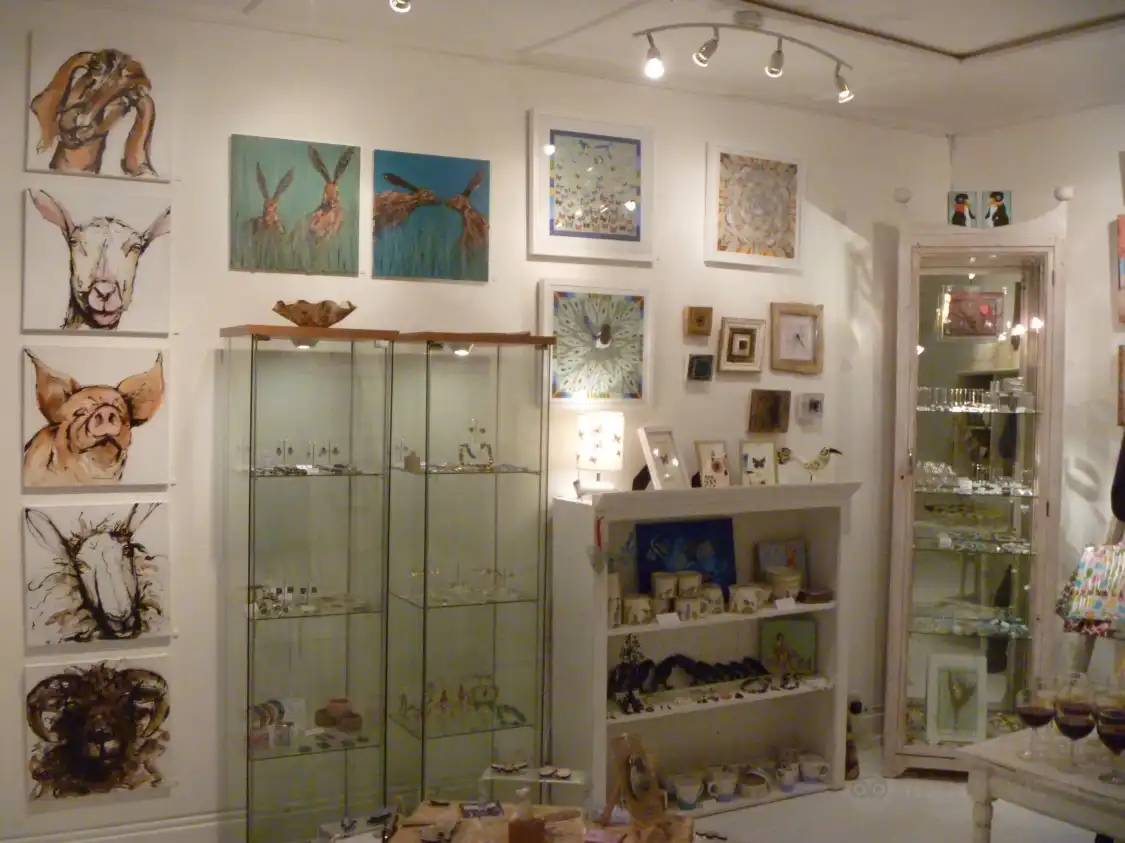 Hotels near Four Crows Gallery