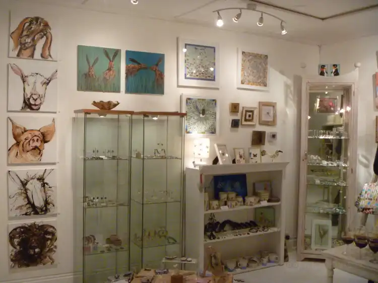 Hotels near Four Crows Gallery
