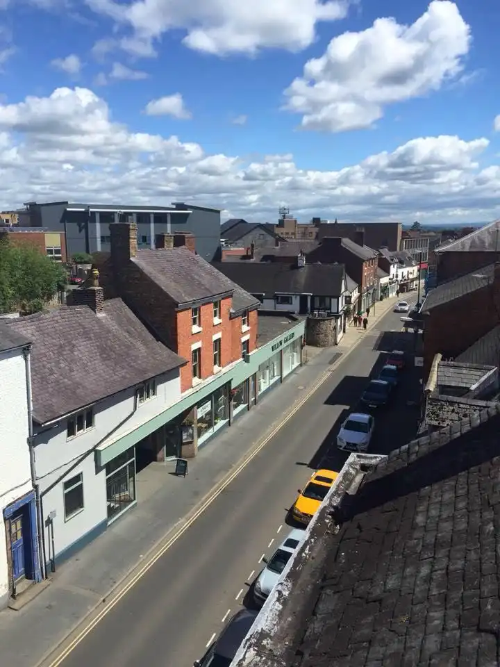 Hotels near Willow Gallery
