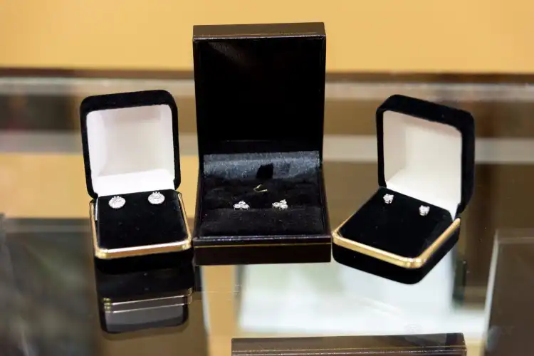 Hotels near C & R Diamond Jewelers