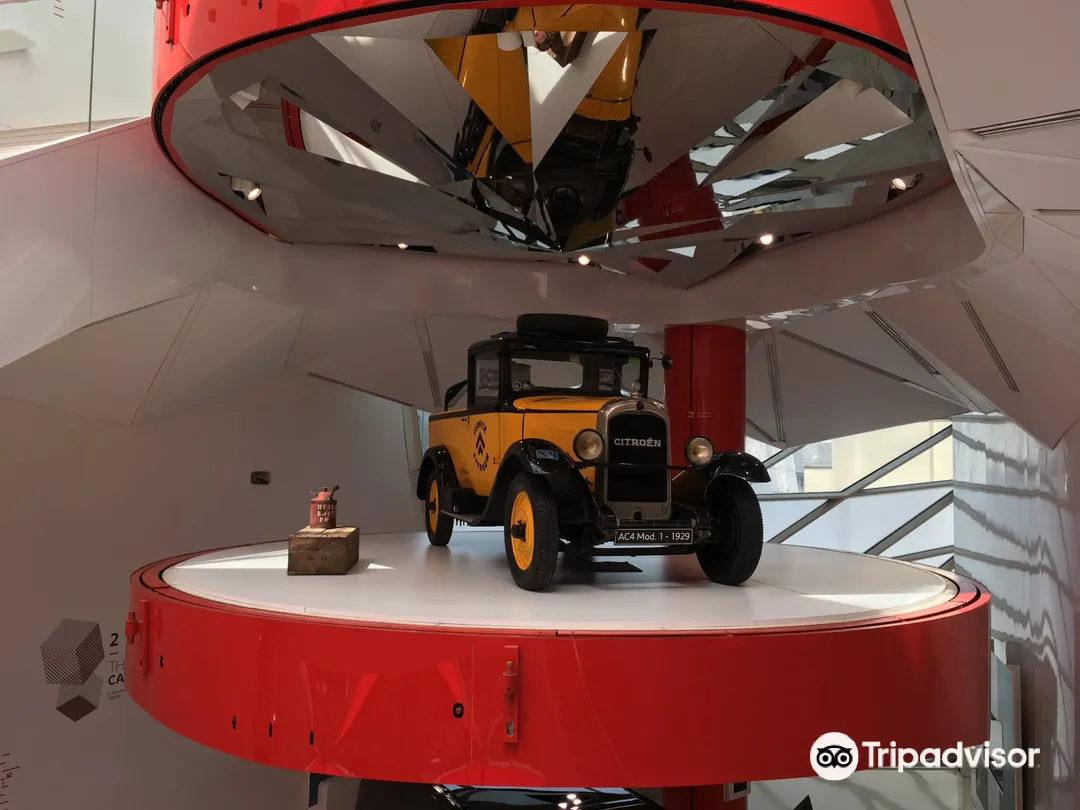 3_Citroen Champs-Elysees Showroom