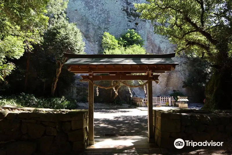 Hananoiwaya Shrine