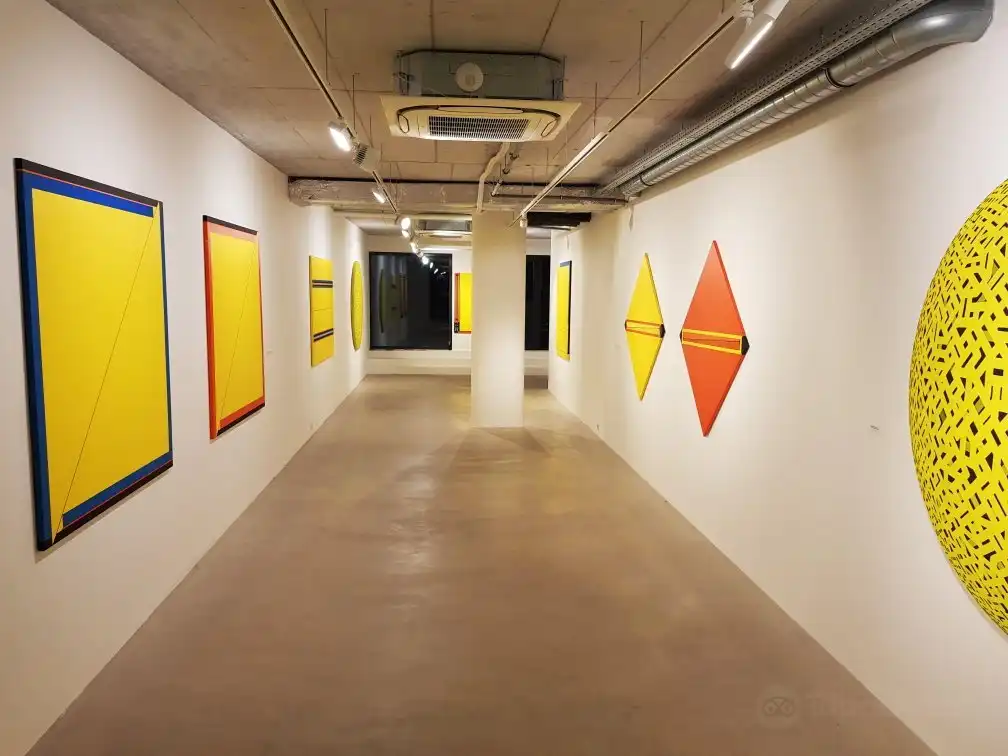 Hotels near White & Weiss Gallery