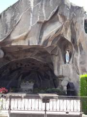 Replique de la Grotte de Lourdes