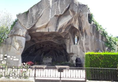 Replique de la Grotte de Lourdes