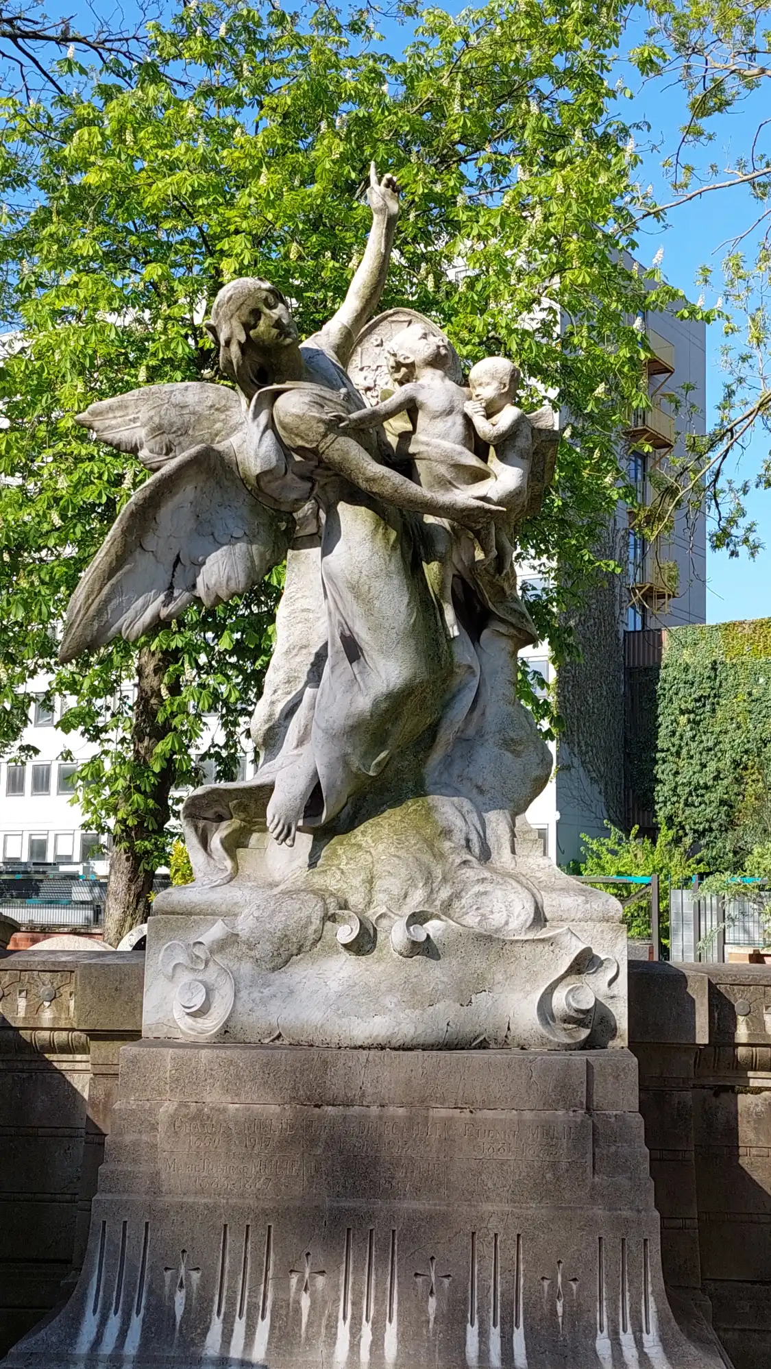 Hotels near Cimetière de l'Est