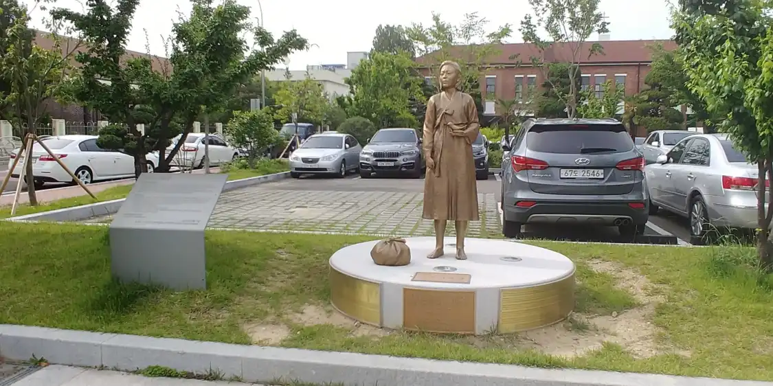 Hotels near Statue of Peace