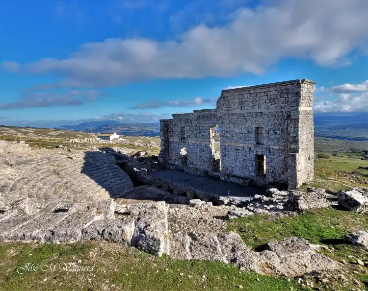 Hotels near Ciudad Romana de Acinipo