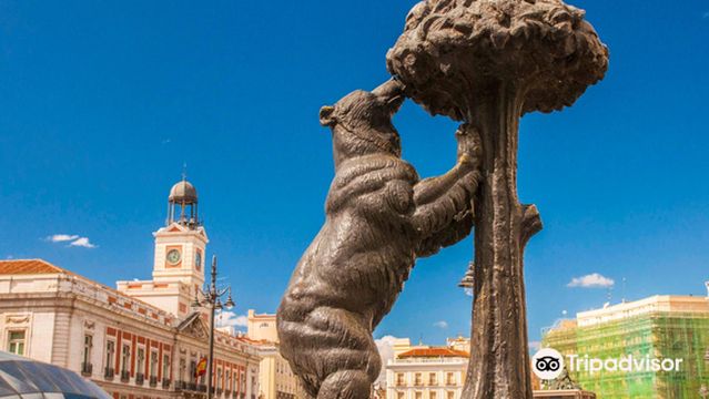 Statue of the Bear and the Strawberry Tree