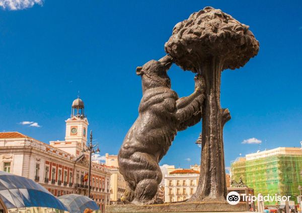 Statue of the Bear and the Strawberry Tree