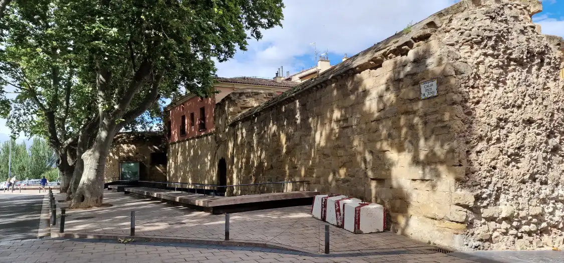 Hotels near El Cubo de Revellin