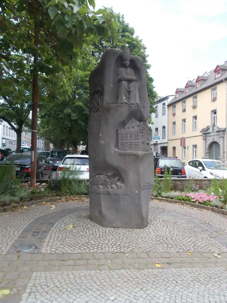 Nikolaus von Kues Denkmal 주변 호텔