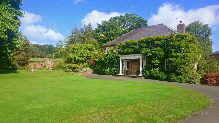 Hotel dekat Stockton Bury Gardens