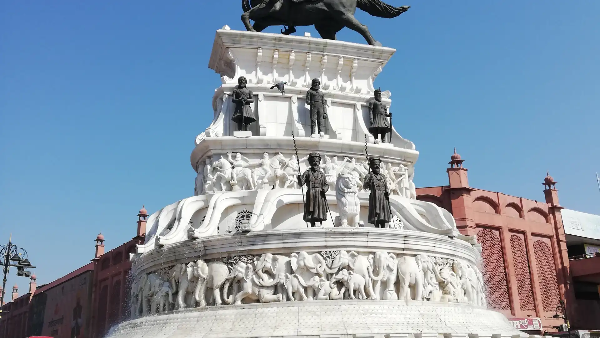 โรงแรมใกล้Maha Raja Ranjit Singh's Statue