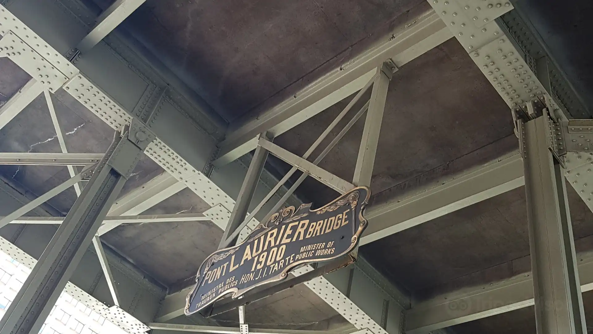Hotels near Laurier Avenue Bridge