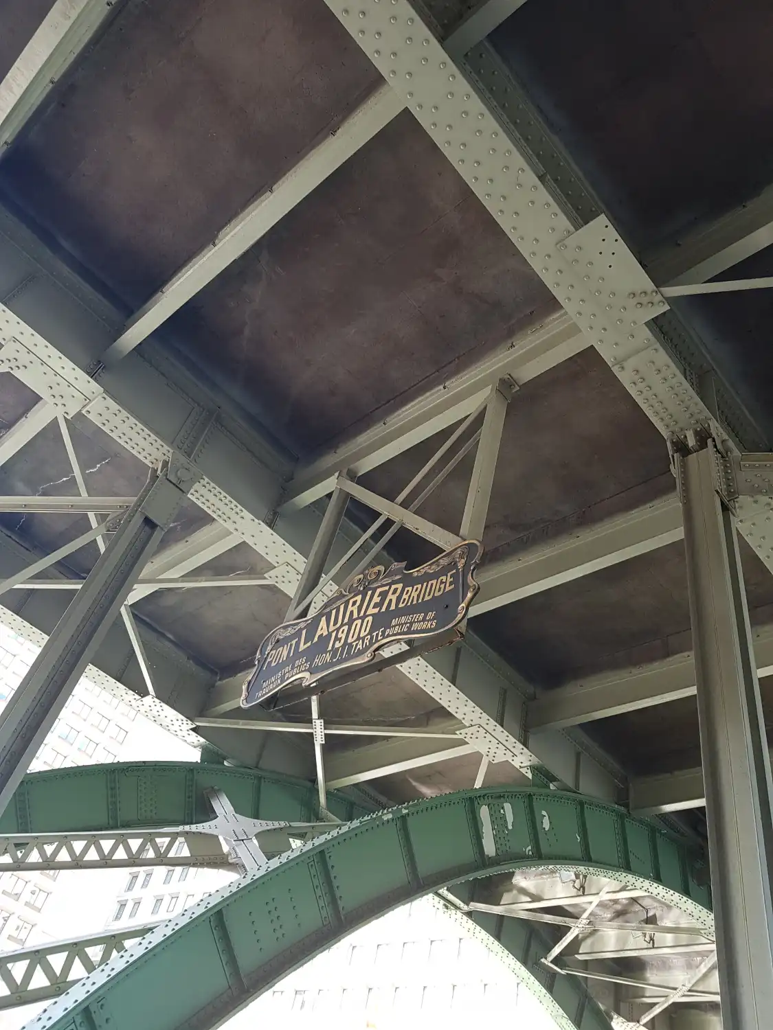 Hotels near Laurier Avenue Bridge