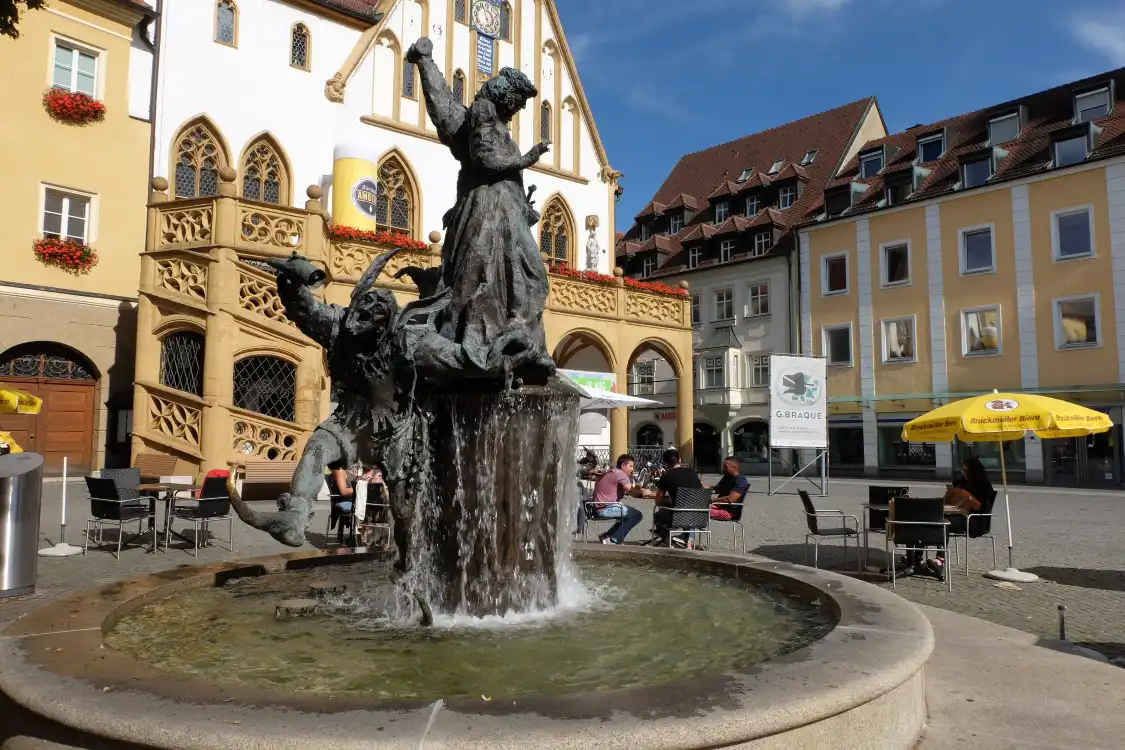 Hotels near Hochzeitsbrunnen