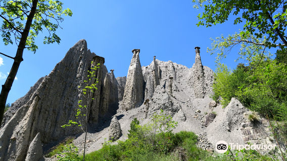 La salle de bal des Demoiselles Coiffées de Théus