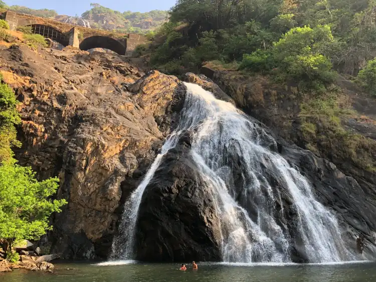 Hotels near Salaulim Dam