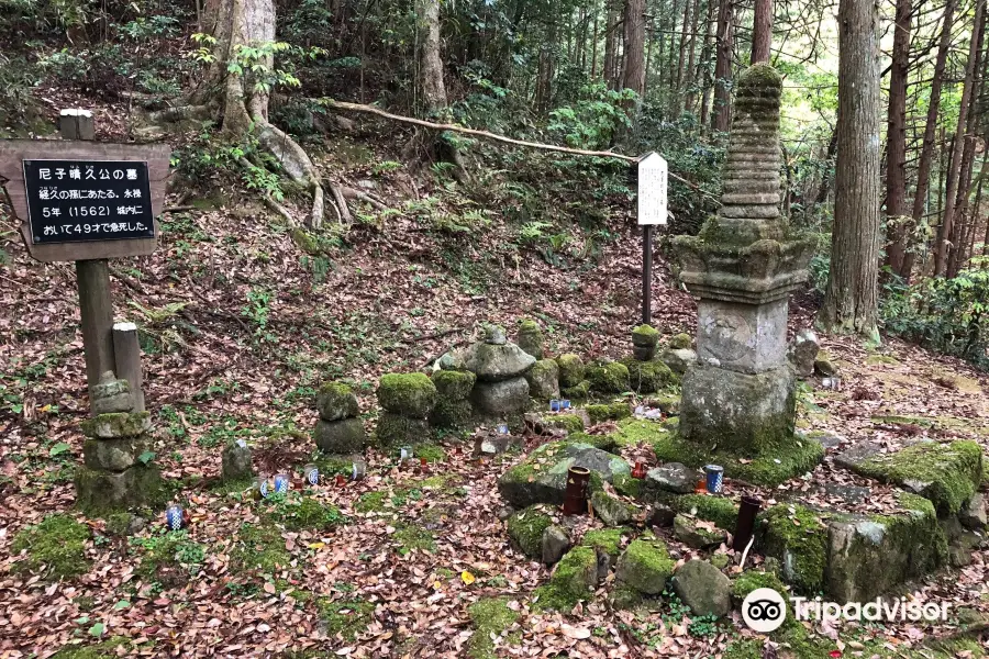 Grave of Amago Haruhisa