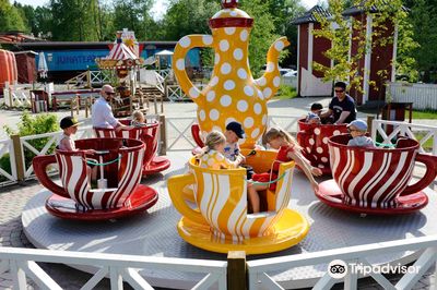 Vauhtipuisto - Amusement park