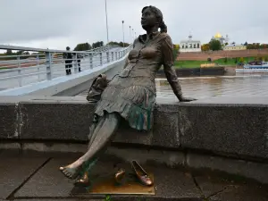 Girl-Tourist Monument