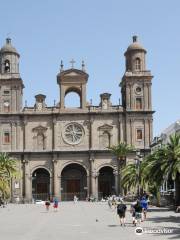Casa De Colón Y Catedral De Santa Ana