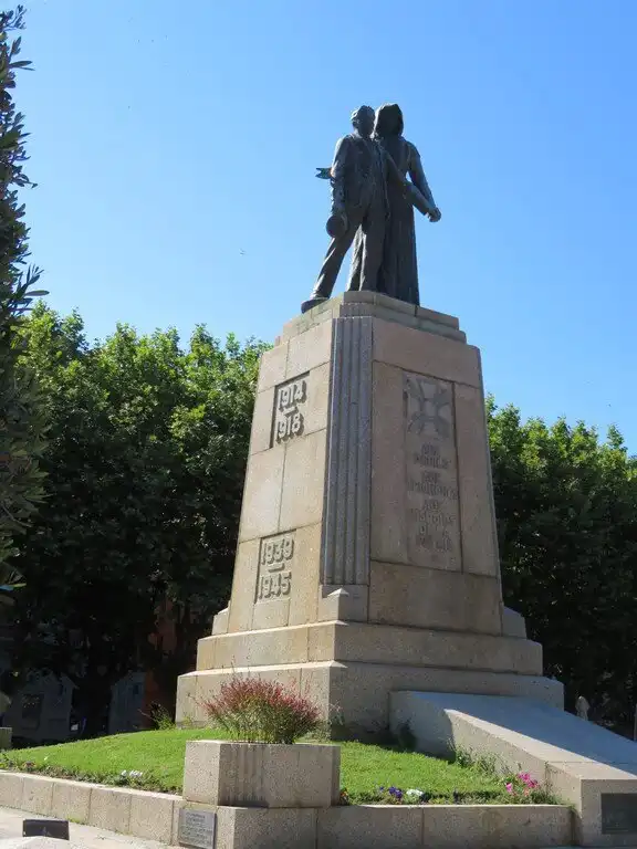 Hotels near Le monument aux morts
