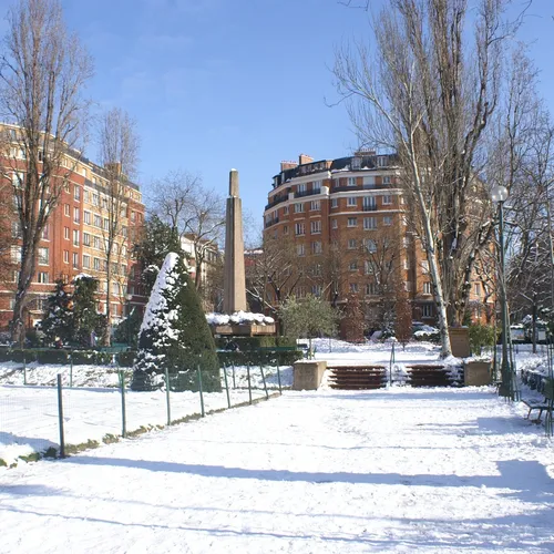 Square Sarah Bernhardt