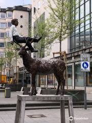 Skulptur 'Mann mit Hirsch'