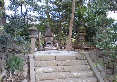 Burial Mound For The Head of Sanetomoko Minamotono