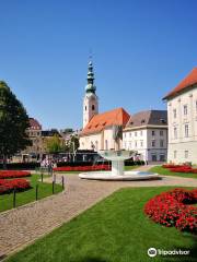 Kiki-Kogelnik-Brunnen und Landhaus Park