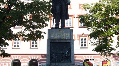 Stelzhamerplatz & Denkmal