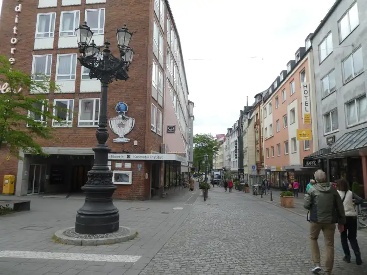 Hotels near Vierarmiger Kandelaber