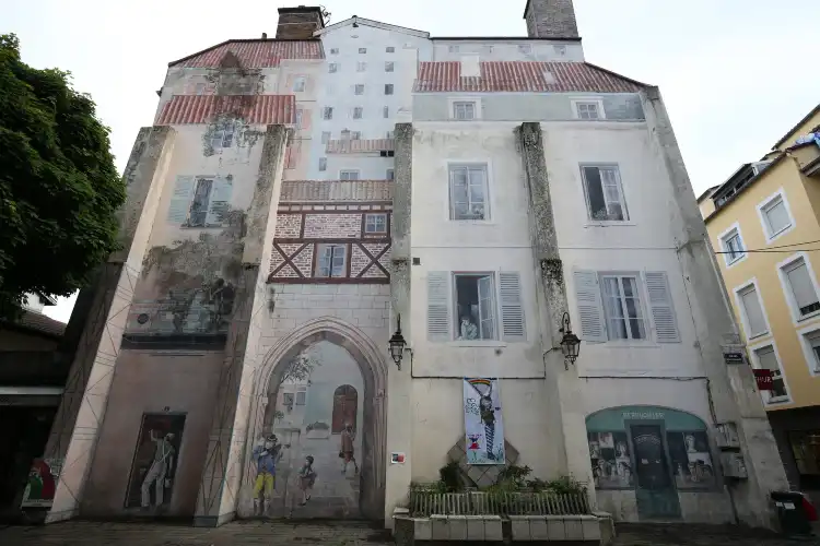 Hotels near Fresque Trompe-l'oeil