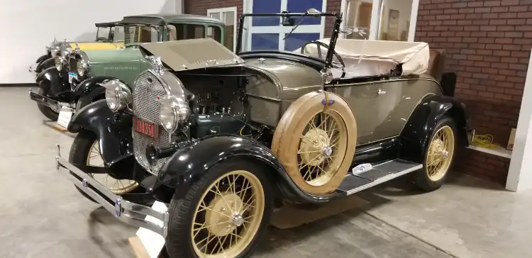 Hotels near Antique Car Museum of Iowa
