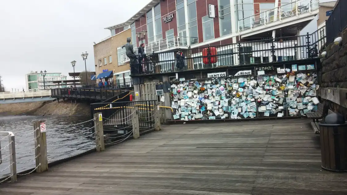 Hotels near Ianto's Shrine