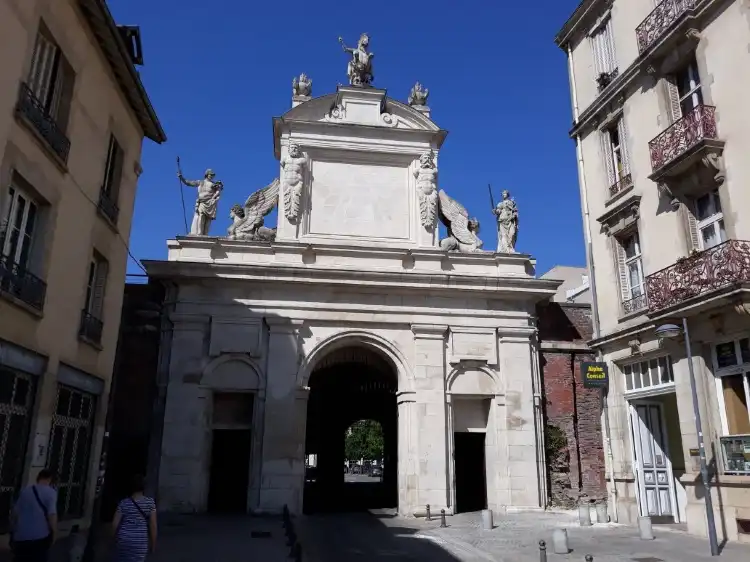 Hotels near Porte Saint-Georges