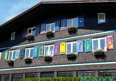 Fensterladen bemalt von Horst Kordes - Hunderwasserschuler