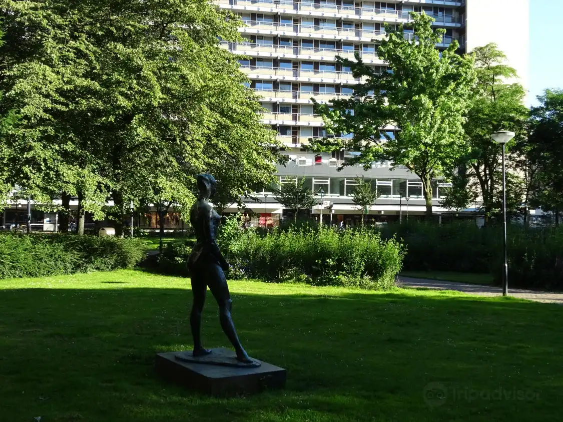 Hotels near ‪Bloemenspiraal Jan Evertsenplaats uit 2013‬