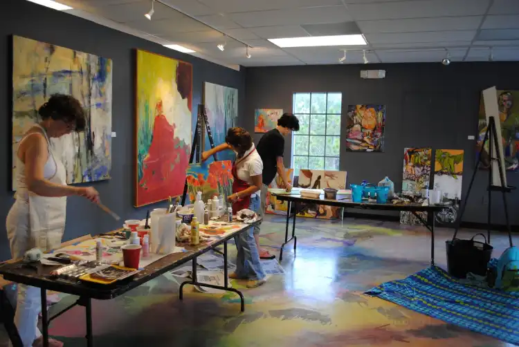 Hotels near Hollingsworth Gallery