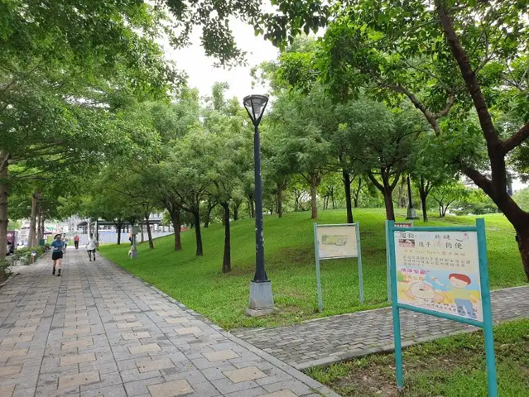 Hotels near Xindu Shentai Park