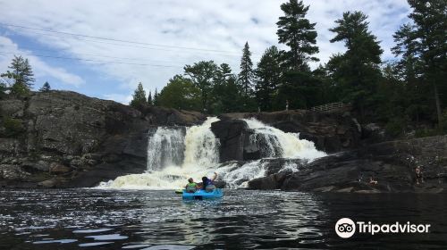 High Falls Bay Cottages, Camping & Waterpark