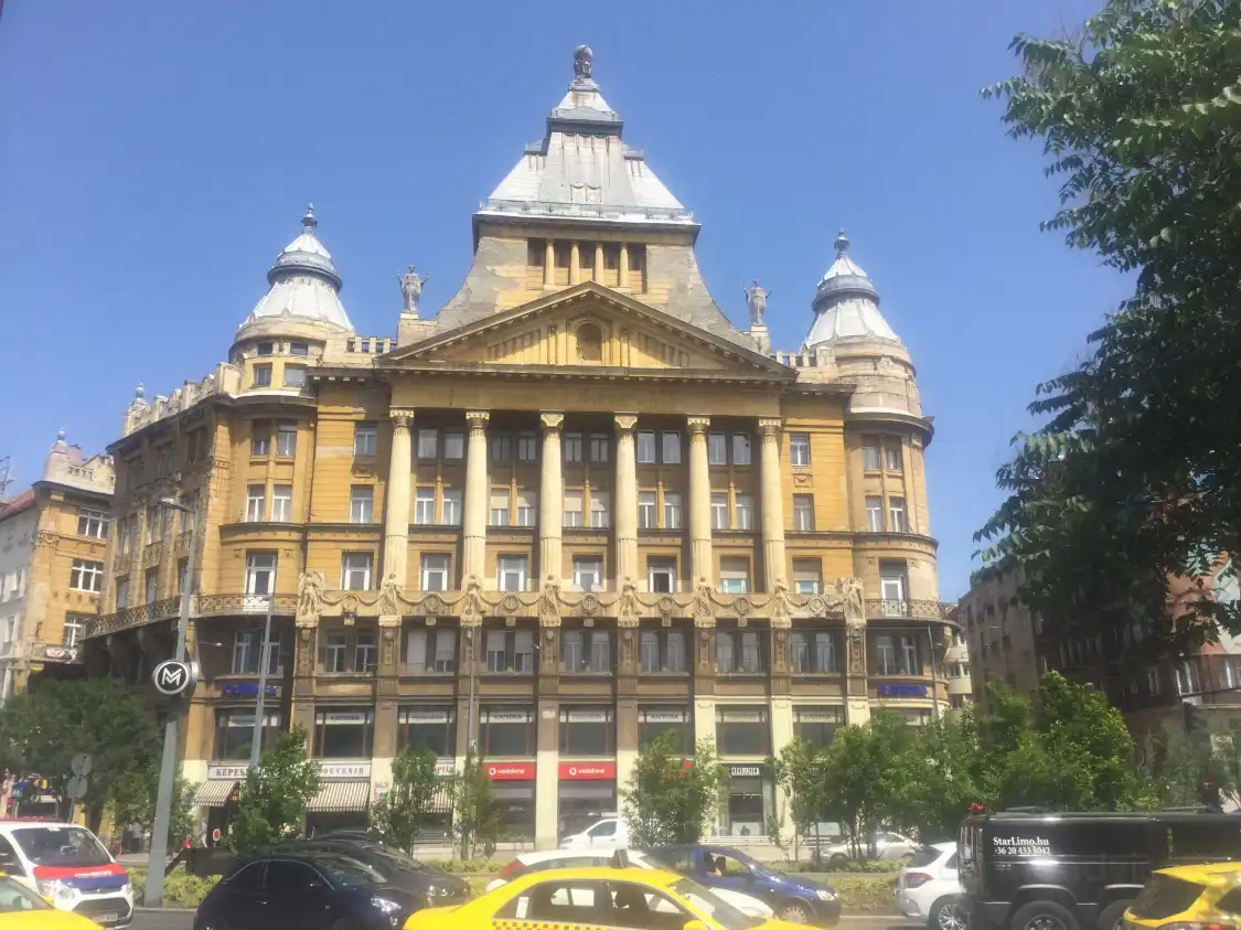 Hotels near Deák Ferenc utca